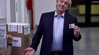 Alberto Fernández muestra su DNI durante las elecciones de 2019. 