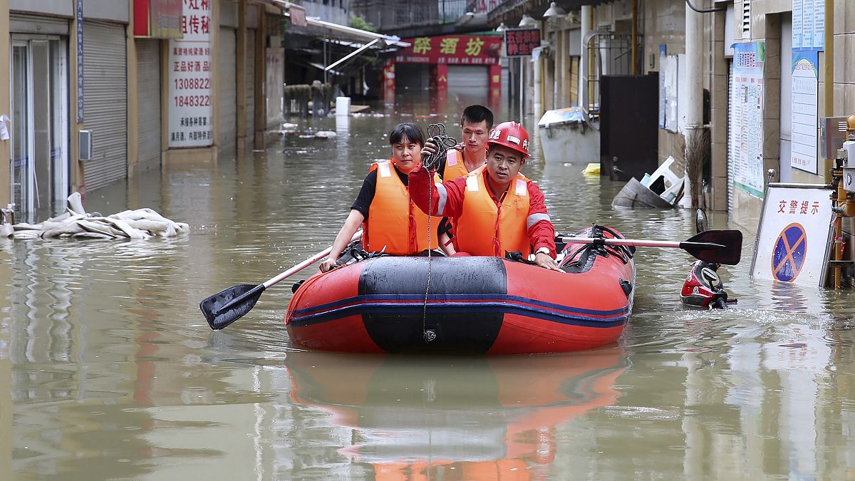 فيضانات تغمر مساحات واسعة من مدينة تشنغتشو بمقاطعة هينان وسط الصين