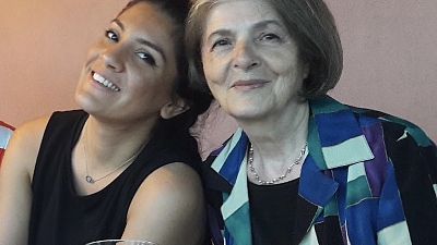 Η Σουλτάνα Παρτάλη μαζί με μία από τις εγγόνες της