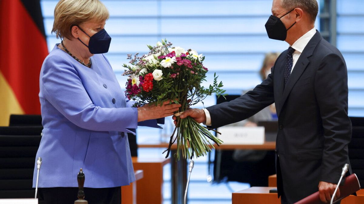 Der deutsche Finanzminister Olaf Scholz überreicht Angela Merkel anlässlich ihres Geburtstags einen Blumenstrauß, 17.07.2021