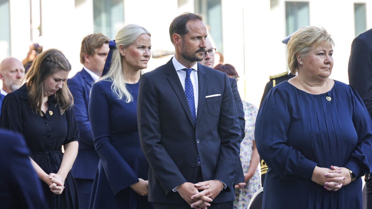Das Königspaar und Regierungschefin Erna Solberg bei einer Gedenkfeier in Oslo