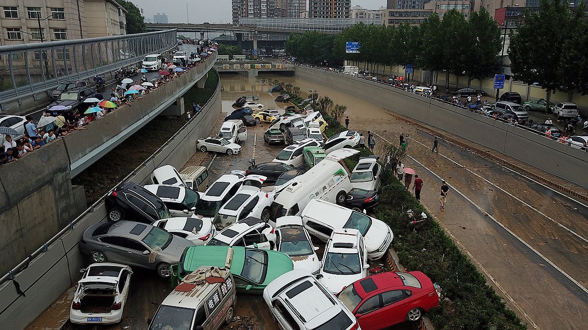 فيديو بعد الفيضانات يظهر سيارات متراكمة في طرق الصين 