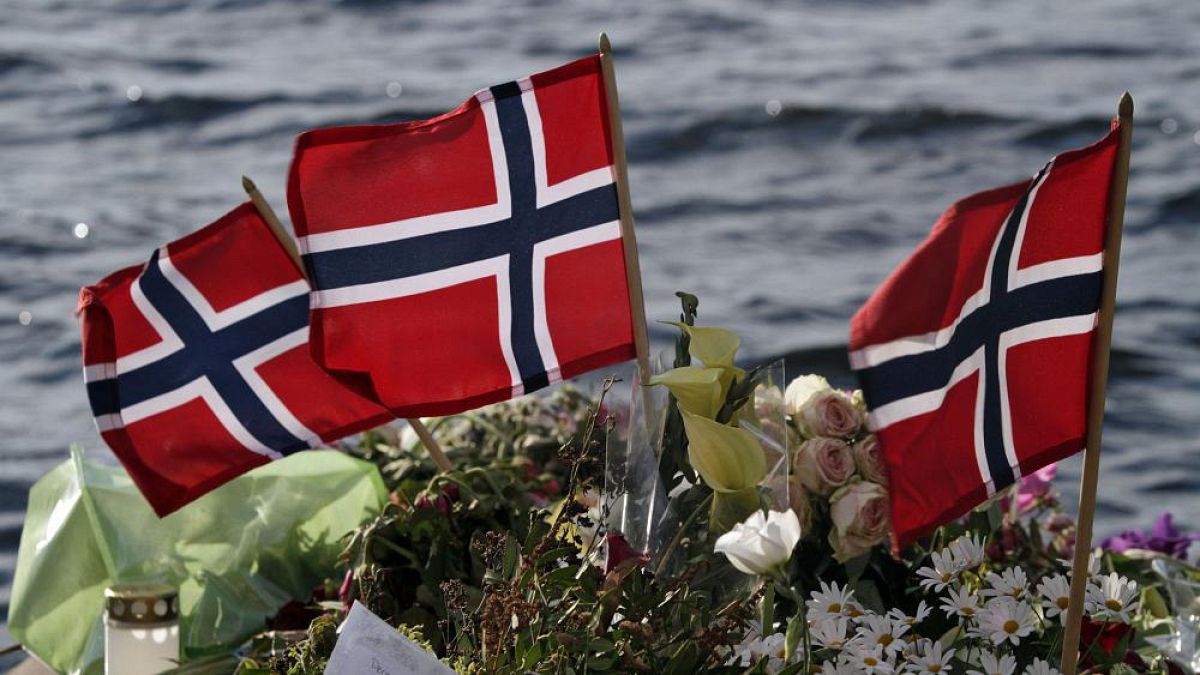 Norwegische Fahnen und Blumen werden 2011 in Sundvollen niedergelegt, nahe der Insel Utoya, 2011