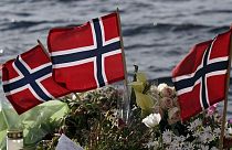 Norwegische Fahnen und Blumen werden 2011 in Sundvollen niedergelegt, nahe der Insel Utoya, 2011