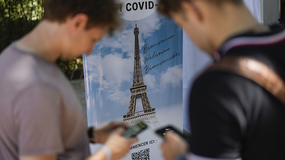 Visitantes se inscriben en las pruebas de COVID-19 en la Torre Eiffel de París, el miércoles 21 de julio de 2021. 