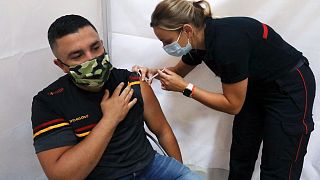 Un français se fait vacciner à Perpignan, le 16 juillet 2021