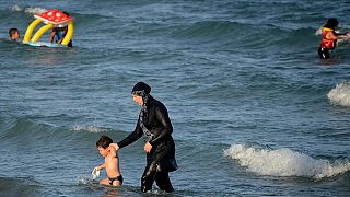 Burkini ile denize giren Tunuslu bir kadın - Arşiv