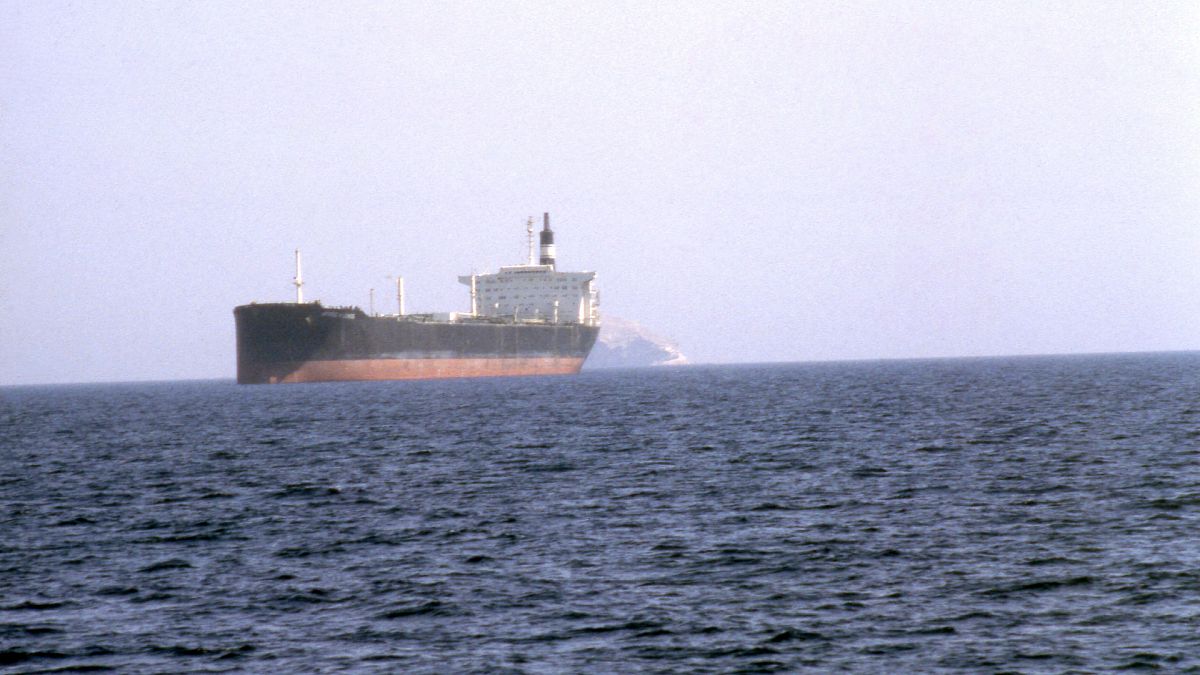 Hürmüz Boğazı'ndan geçen bir petrol tankeri (arşiv) 