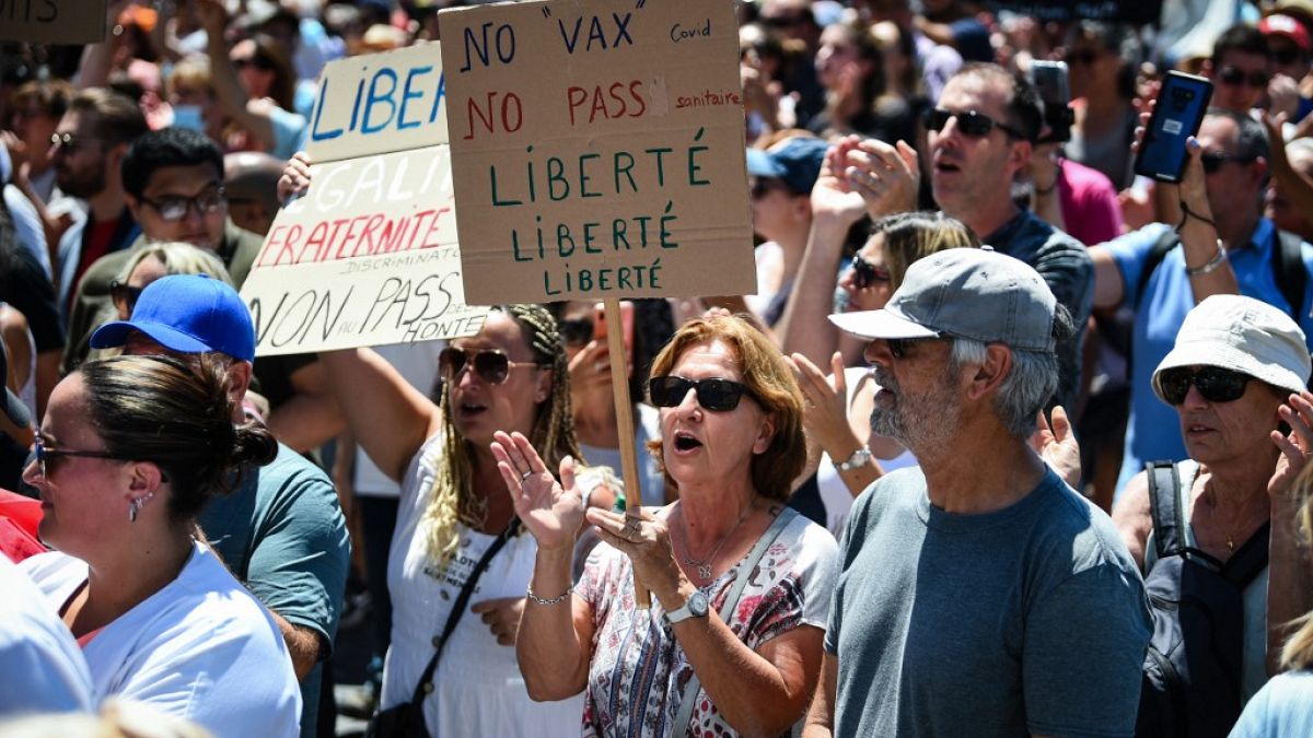 "Ne aşı ne kart. Özgürlük!" pankartı taşıyan bir Fransız protestocu