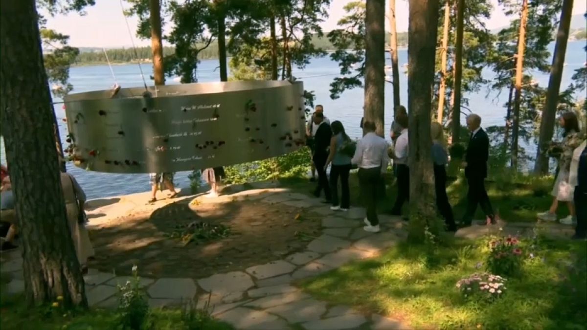 Ofrenda floral en la isla de Utoya en recuerdo de los fallecidos