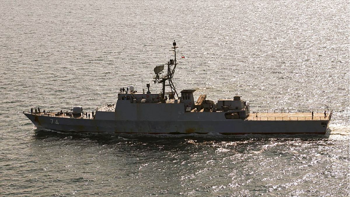 مدمرة إيرانية تبحر في بحر البلطيق 