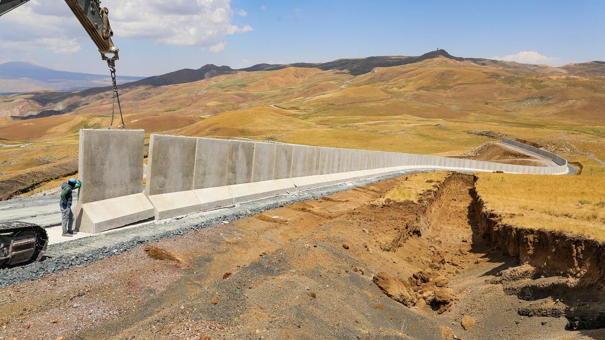  Van'ın İran sınır hattında inşasına başlanan 63 kilometrelik beton duvarın 3 kilometrelik bölümü tamamlandı.