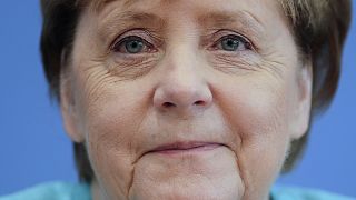 Angela Merkel német kancellár mosolyog utolsó nyári sajtótájékoztatóján 2021. július 22-én