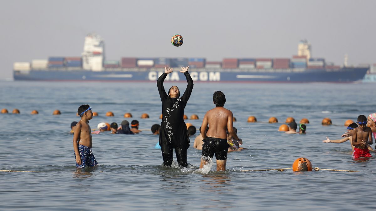 مصطافون يلعبون في البحر الأحمر على شاطئ السخنة في السويس ـ مصر. 2018/07/19