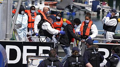 Migranten aus Frankreich gehen in der Hafenstadt Dover von Bord eines Schiffes der Küstenwache 