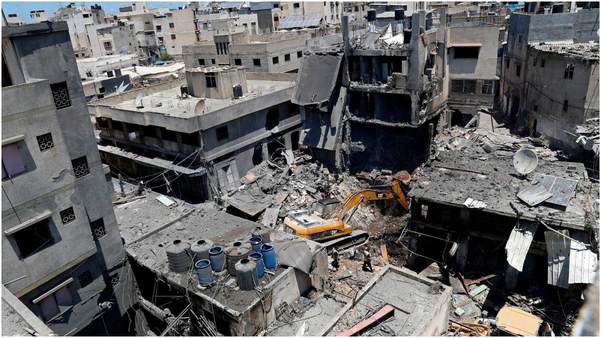 آثار قصف مبنى في غارة جوية إسرائيلية على قطاع غزة