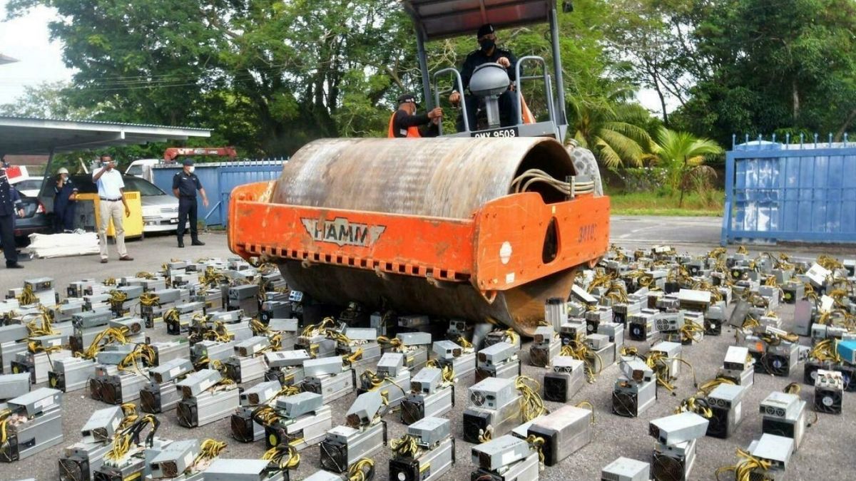 بیش از هزار دستگاه استخراج بیت کوین در مالزی خرد شدند