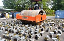 Malezya'da polis, bitcoin madenciliğinde kullanılan makineleri silindirle ezdi
