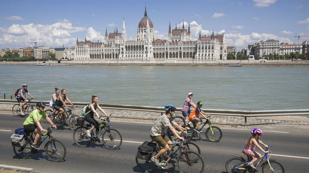 Biciklisek a budapesti Duna-parton