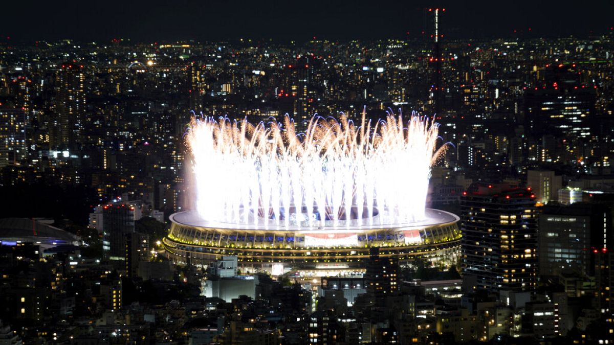 Des feux d'artifice illuminent le stade national lors de la cérémonie d'ouverture des Jeux olympiques de Tokyo 2020, le vendredi 23 juillet 2021 à Tokyo, au Japon. 