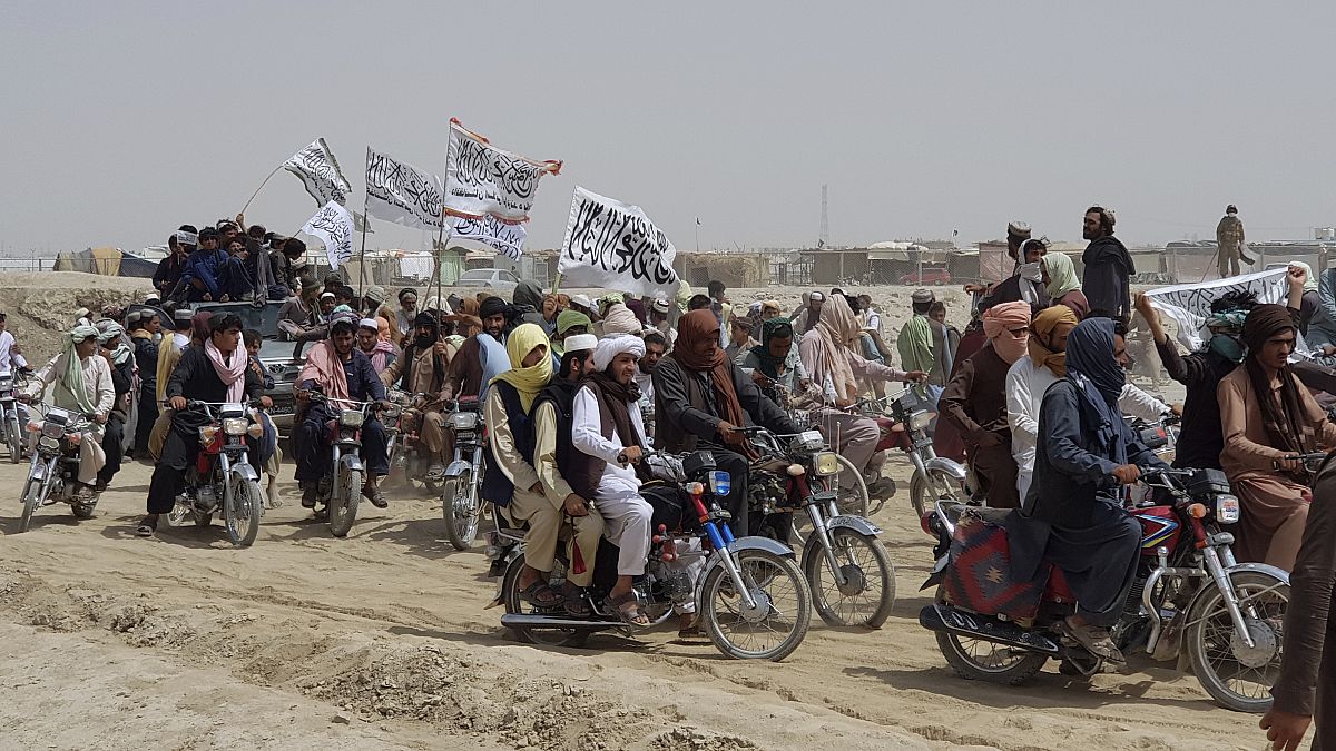 Taliban'ın Pakistan sınırındaki Spin Boldaka kasabasını ele geçirdiğini duyurması sonrası sevinç gösterileri yapıldı 14 Temmuz 2021