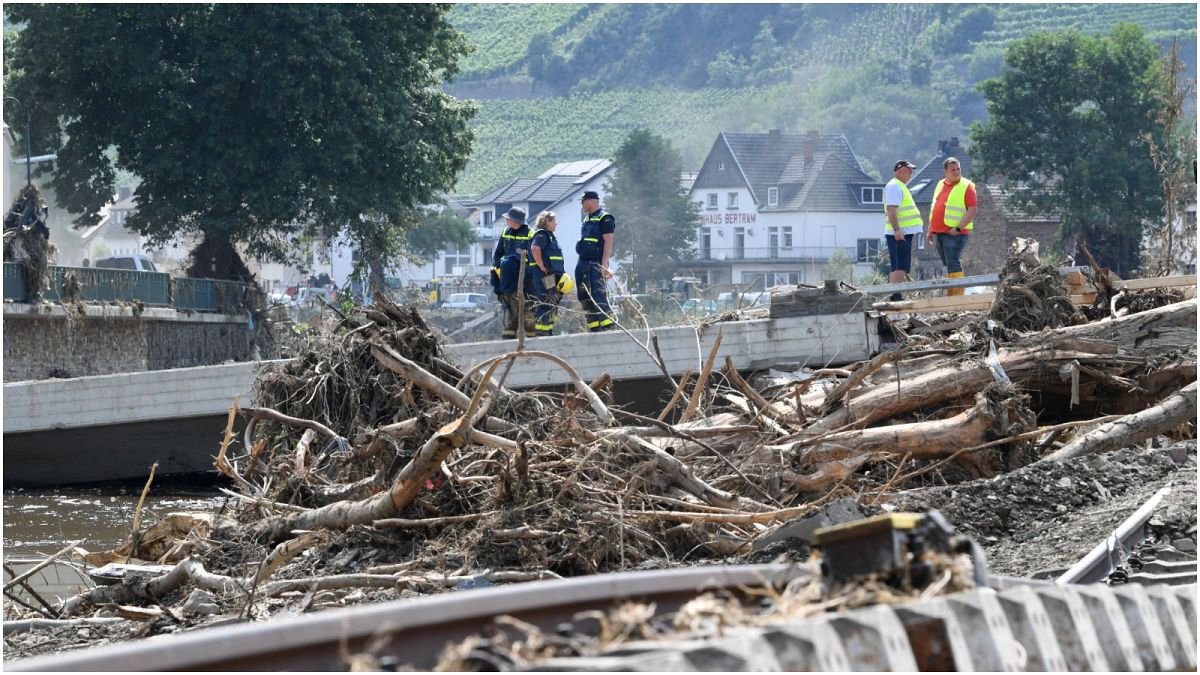 عمال الوكالة الفيدرالية الألمانية للطوارئ يطلعون على الأضرار التي أحدثتها الفيضانات منتصف شهر تموز/يوليو 2021 في محيط مدينة باد نوينار أرفايلر غربي البلاد.