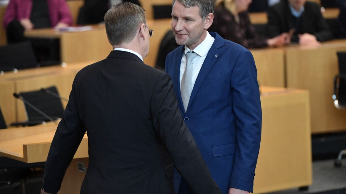 Bodo Ramelow von den Linken verweigert den Handschlag von Björn Höcke (AfD), nach Ramelows Wahl zum Ministerpräsidenten, 04.03.2020