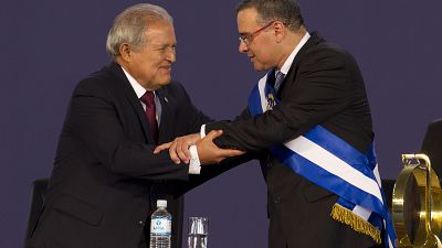 A la izquierda, Salvador Sánchez Cerén, y a la derecha, Mauricio Funes, durante la ceremonia de juramento de Sánchez. El Salvador, el 1 de junio de 2014.
