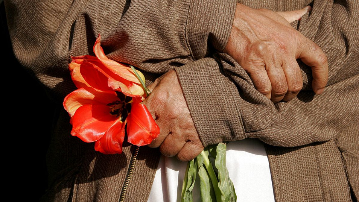 Már 2007-ben is fejeztek le tolmácsot a tálibok, egy afgán férfi kezében a kegyelet virága