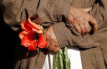 Már 2007-ben is fejeztek le tolmácsot a tálibok, egy afgán férfi kezében a kegyelet virága