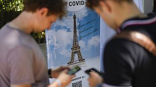 Touristen registrieren sich für COVID-19-Tests am Eiffelturm in Paris, 21.07.2021