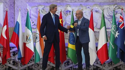 John Kerry amerikai klímavédelmi különmegbízott és Roberto Cingolani ökológiai átmenetért felelős olasz miniszter Nápolyban, július 23-án