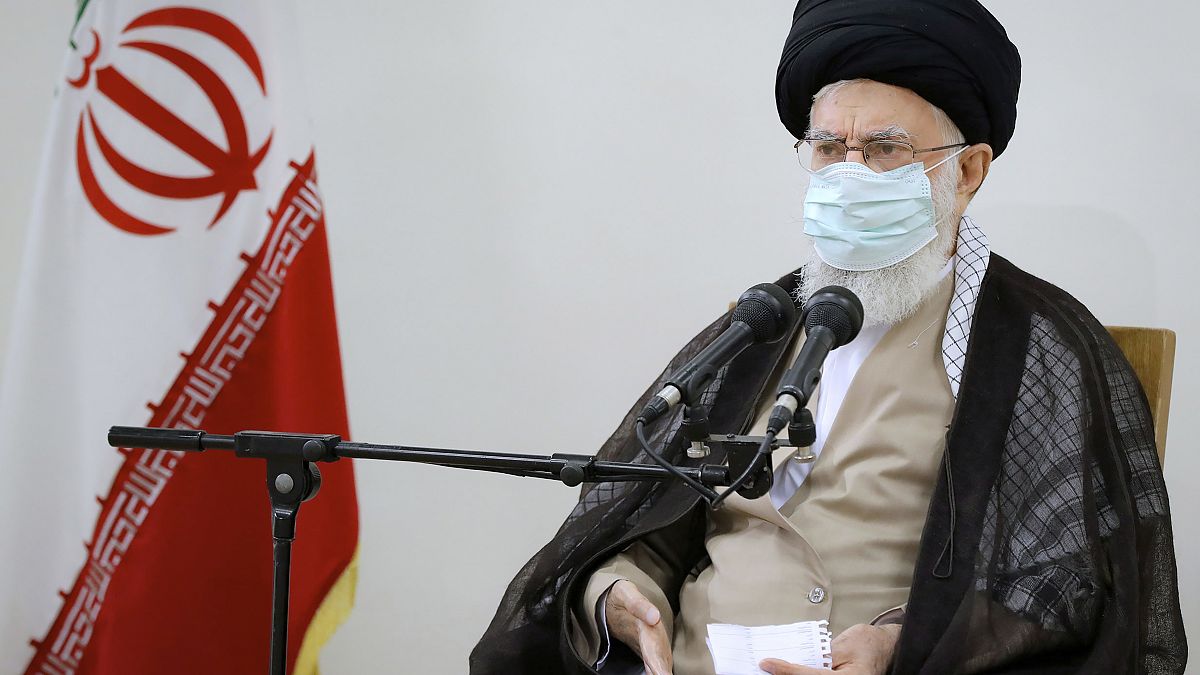 آية الله علي خامنئي، الزعيم الإيراني في مؤتمر صحفي في طهران، إيران.
