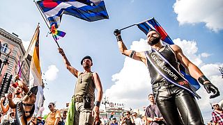 Los participantes caminan hacia el edificio del Parlamento en el Orgullo de Budapest 2016