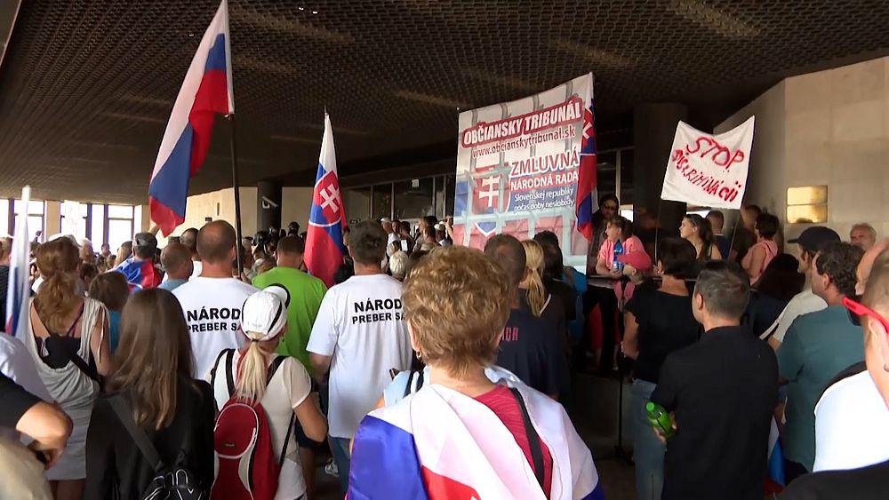 „Nechajte sa oklamať dezinformáciami“: protesty vakcín v slovenskom parlamente