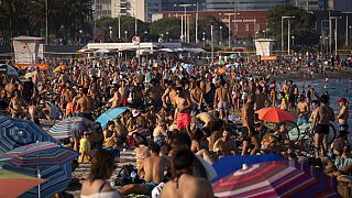 Am Strand in Barcelona in Spanien - das Land ist laut RKI jetzt Hochinzidenzgebiet