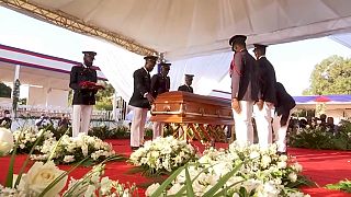 Haiti enterra presidente em ambiente de suspeitas e violência