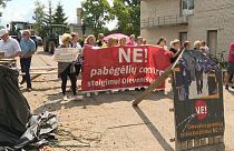 700 abitanti lituani e 500 richiedenti asilo: a Dieveniškės infuriano le proteste