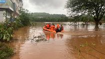 Los servicios de emergencias rescatan a los residentes de Chiplun tras el paso de un monzón en India