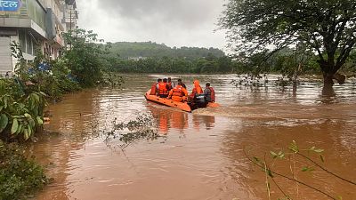 Los servicios de emergencias rescatan a los residentes de Chiplun tras el paso de un monzón en India