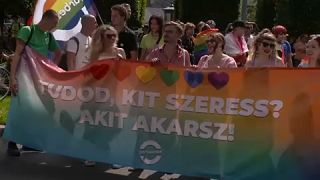 A Budapest il popolo LGBT sfida il premier Victor Orban. Migliaia al Gay Pride