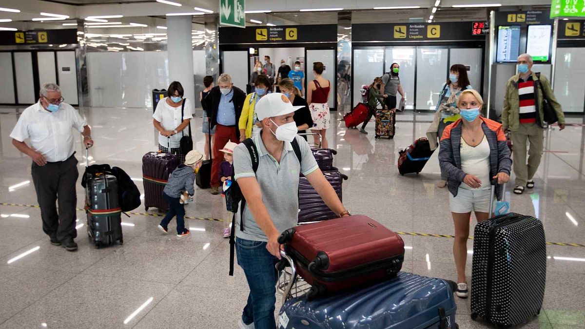 يصل السياح إلى مطار سون سانت جوان في بالما دي مايوركا، إسبانيا، 28 يونيو 2021