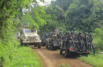  جنود من قوات الدفاع الكونغولية وقوات الأمم المتحدة يقومون بدورية في منطقة هجوم بالقرب من بلدة أويشا - أرشيف