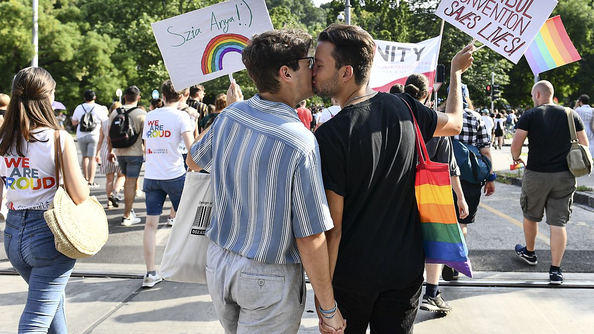 Los asistentes a la marcha del Orgullo Gay se dan un beso en Budapest, Hungría, el 24 de julio de 2021. 