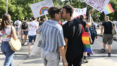 Los asistentes a la marcha del Orgullo Gay se dan un beso en Budapest, Hungría, el 24 de julio de 2021.