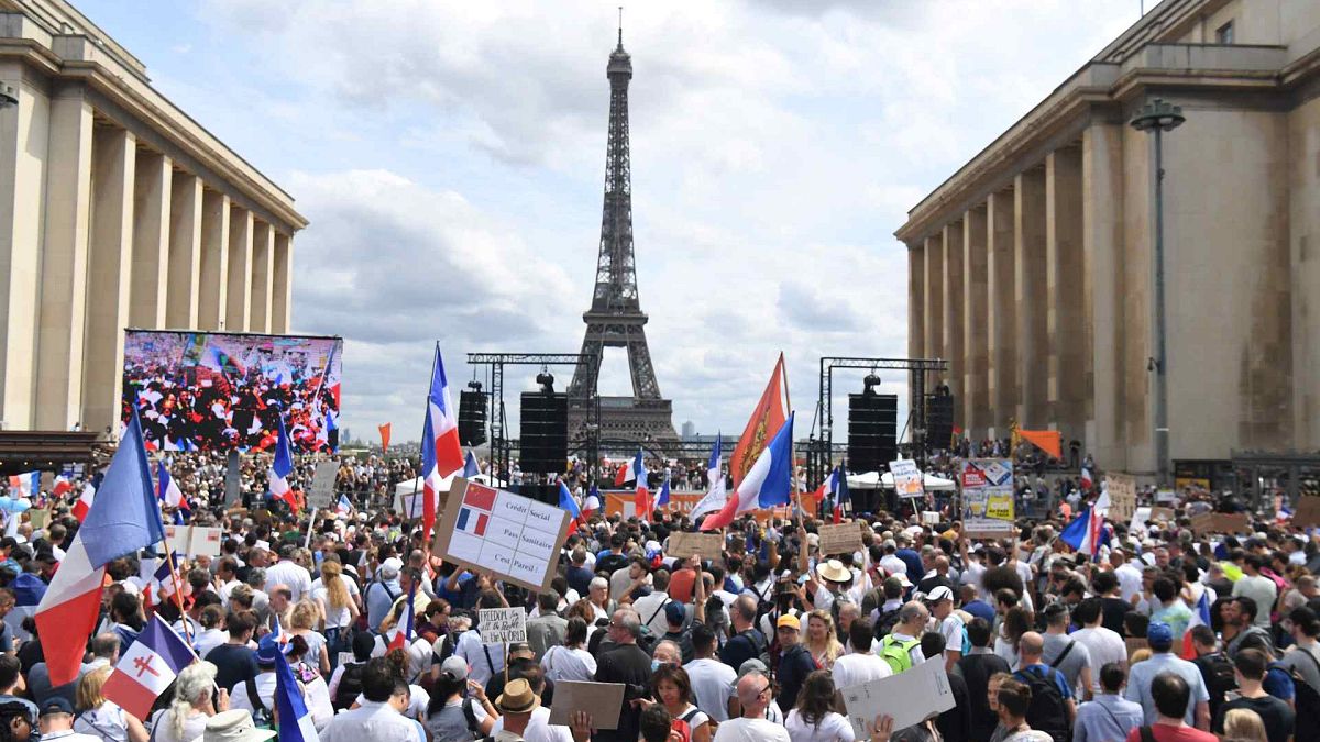 متظاهرون يشاركون في احتجاج ضد التطعيم الإجباري لبعض العمال والاستخدام الإلزامي للشهادة الصحية التي دعت إليها الحكومة الفرنسية، باريس، فرنسا، 24 يوليو 2021