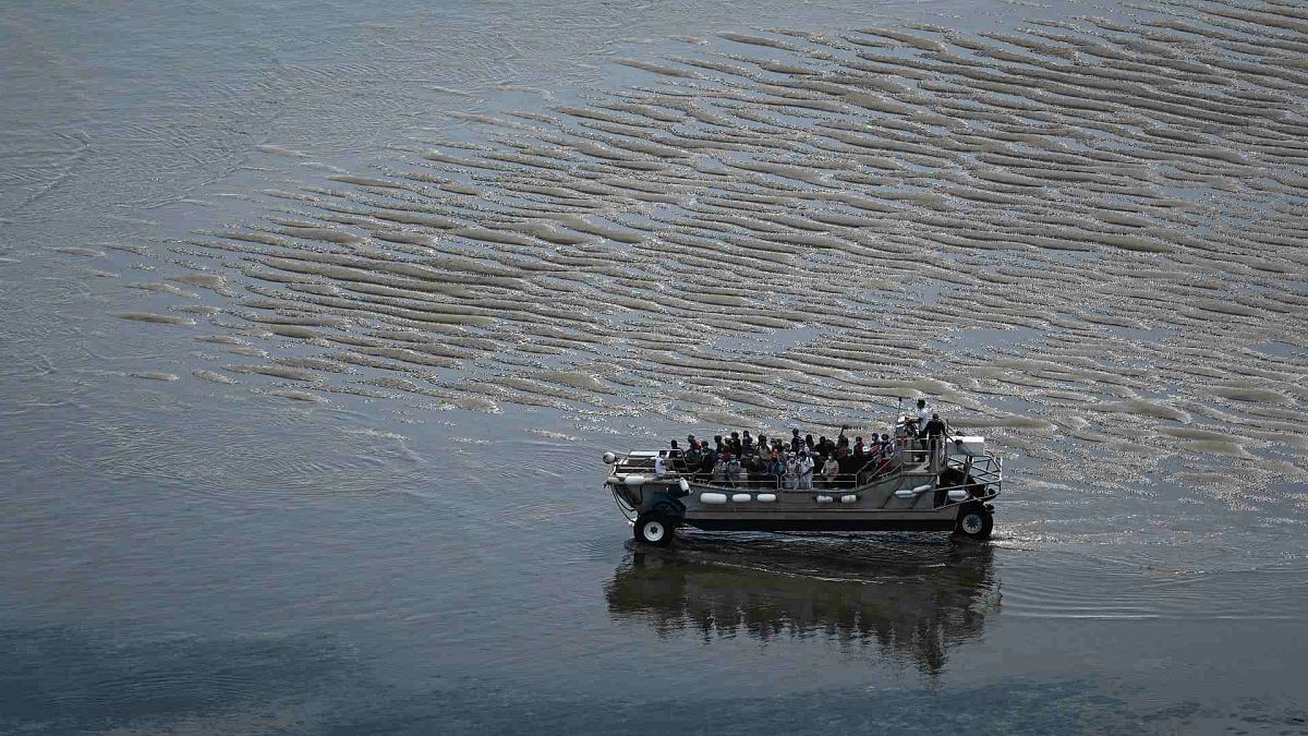 يقف الزوار على متن قارب أثناء رحلتهم إلى منارة "كوردوان" قبالة ساحل لو فيردون سور مير، جنوب غرب فرنسا، 10 يونيو 2021