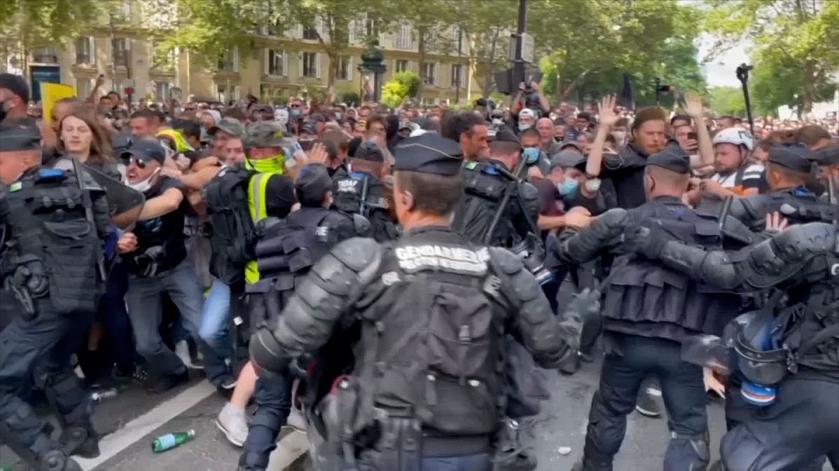 شاهد: أكثر من 150 ألف فرنسي يتظاهرون ضد إجراءات احتواء كوفيد-19
