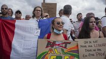 Miles de manifestantes se reúnen en la Plaza Trocadero, cerca de la Torre Eiffel, para asistir a una manifestación en París, Francia, el  24 de julio de 2021.