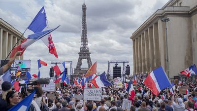 Paris'te aşı kartı protestoları